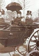 M. et Mme Scrive-Paulis en landau (1895). Albert Scrive-Paulis transféra l'usine de cardes de Lille à Marcq-en-Barœul.